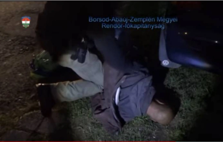 A földön már nem volt olyan nagy legény az idős asszony támadója (Rendőrségi videóval)
