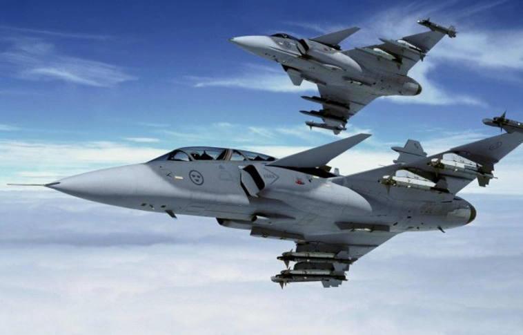 Megszórták, mint jégeső a búzatáblát: Élesben támadtak a magyar Gripenek! 