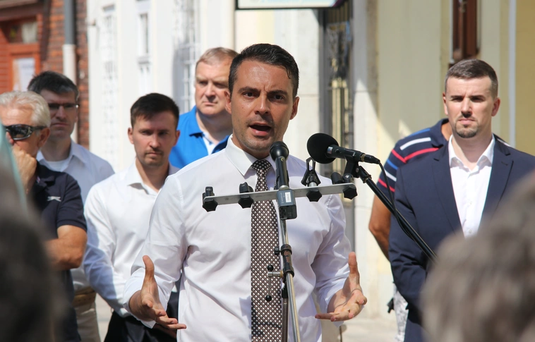 Nyugdíjasok a Jobbik vezetők ellen