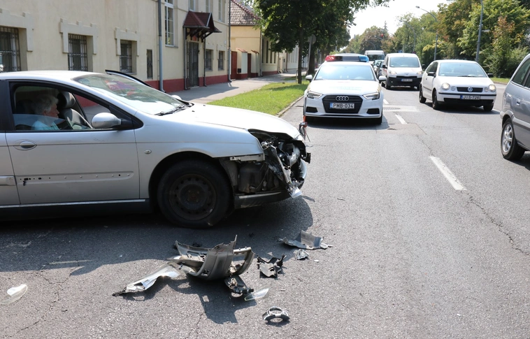 Forgalmi torlódás: személyautóval ütközött egy városi busz a Petneházynál