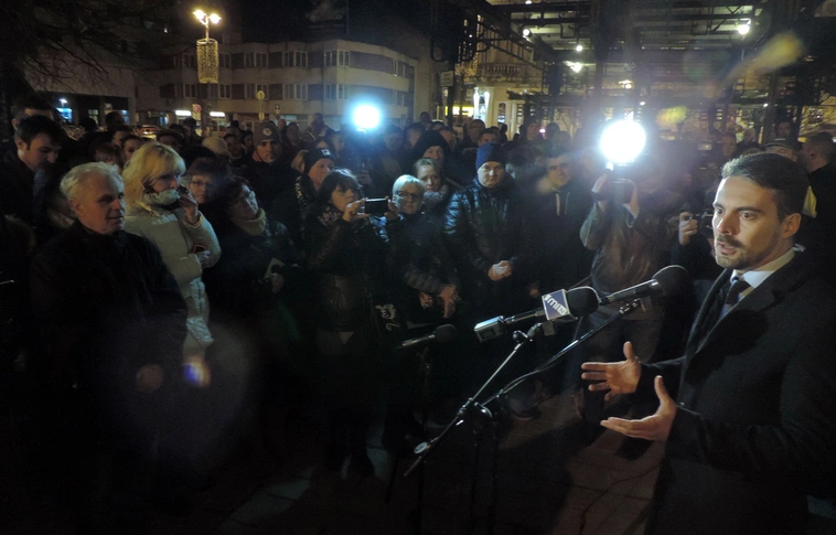 Tiltakozók fogadták, s a Jobbik korrupciós botrányáról kérdezték Vonát Miskolcon