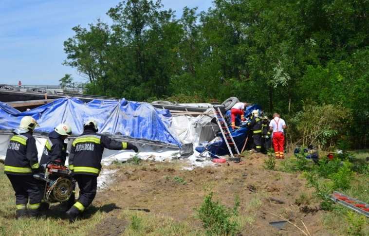 Brutális kamionbaleset az M5-ösön - ki kellett vágni a sofőrt a fülkéből (Rendőrségi felvételekkel)