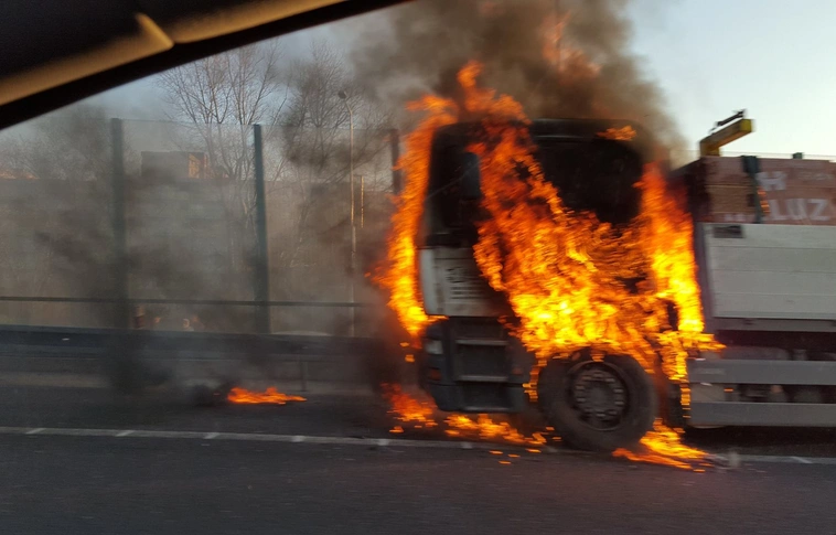 Ez ijesztő volt: lánggal égett a kamion Arnótnál!