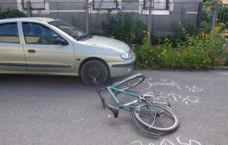Vigyázzunk a kerékpáron - súlyos baleset a Daru utcában (Rendőrségi felvételekkel)