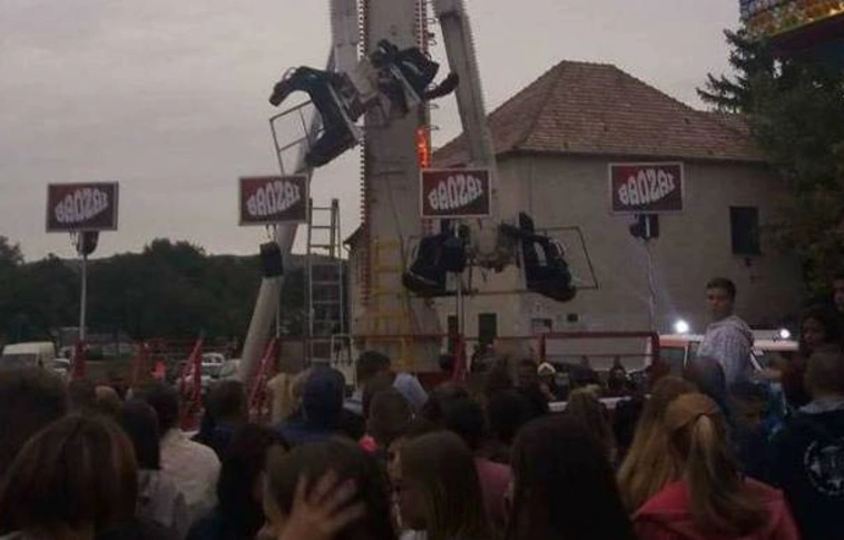 Leszakadt egy körhinta Várpalotán - tűzoltók mentették a sérülteket (Helyszíni videóval!)
