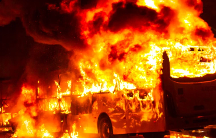 Molotov-koktélt dobtak egy buszra Dél-Afrikában, hat bányász halálra égett