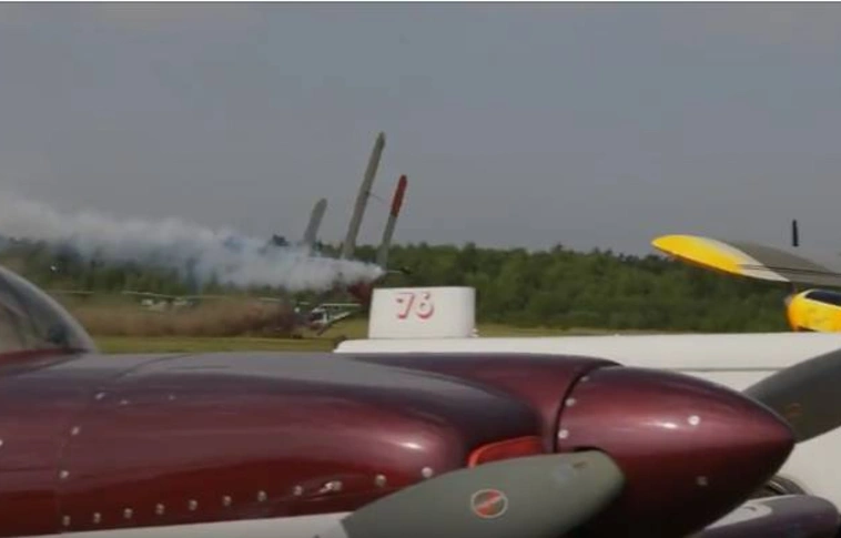 Sokkoló szerencsétlenség a légibemutatón - egyenes adásban csapódott a földbe a repülő (Videóval)