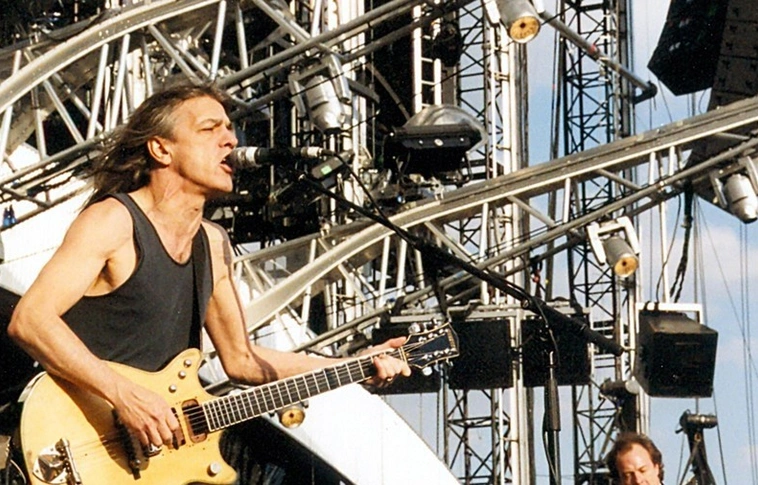 Gyászol a rockvilág: Elhunyt Malcolm Young, az AC/DC alapító gitárosa (Videóval)