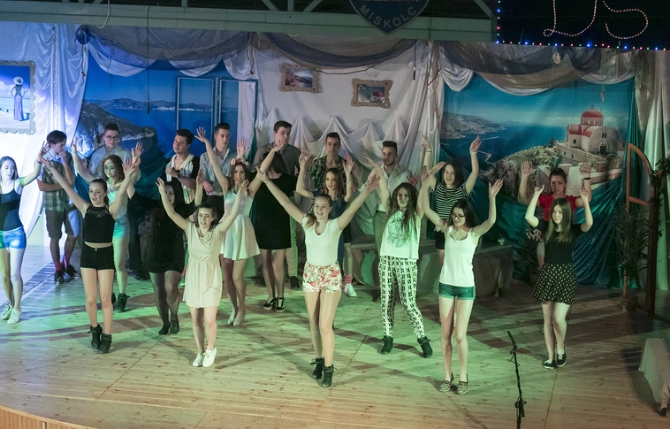 Mamma Mia! - ABBA slágerek a Diósgyőri Gimnáziumban (Képgalériával)