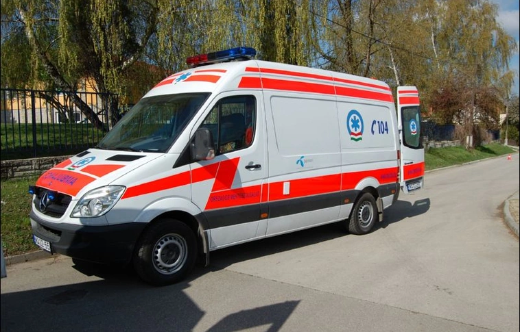 Árokba rohant egy autó Szendrőnél - mentők a helyszínen