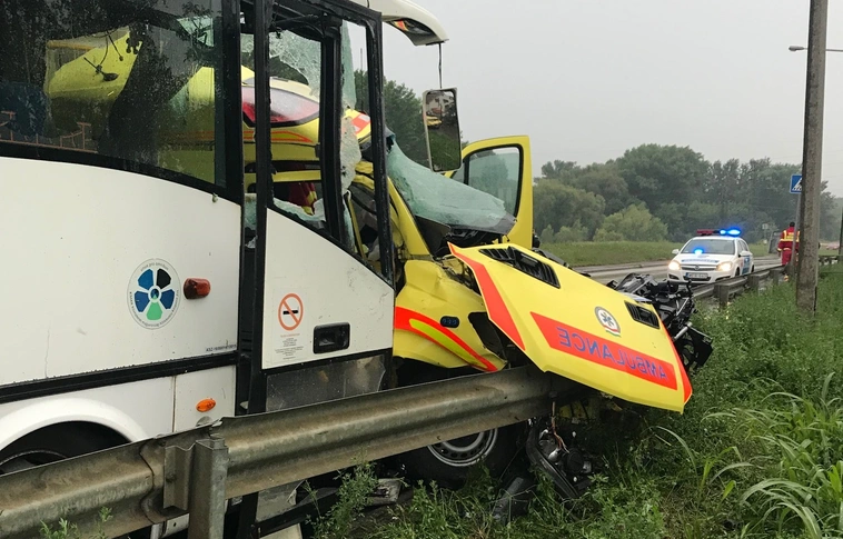 Mentő és autóbusz ütközött - ketten meghaltak a szörnyű balesetben (Rendőrségi felvételek)