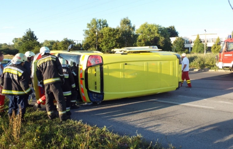 Kiütötte a mentőt az Opel a Zsigmondy kereszteződésében - öten sérültek (Rendőrségi felvételekkel)