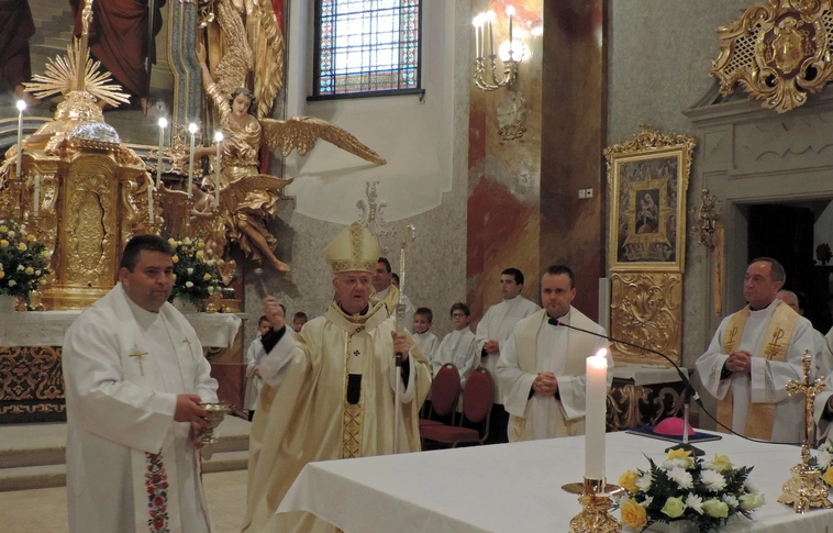 Megáldották a felújított mindszenti templomot (Képgalériával)