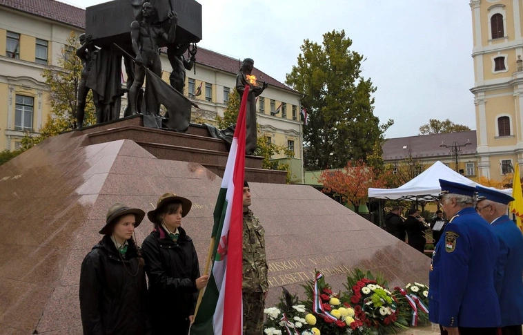 Koszorúzás a Petőfi téren, és Miskolc város elesett hőseinek emlékművénél 