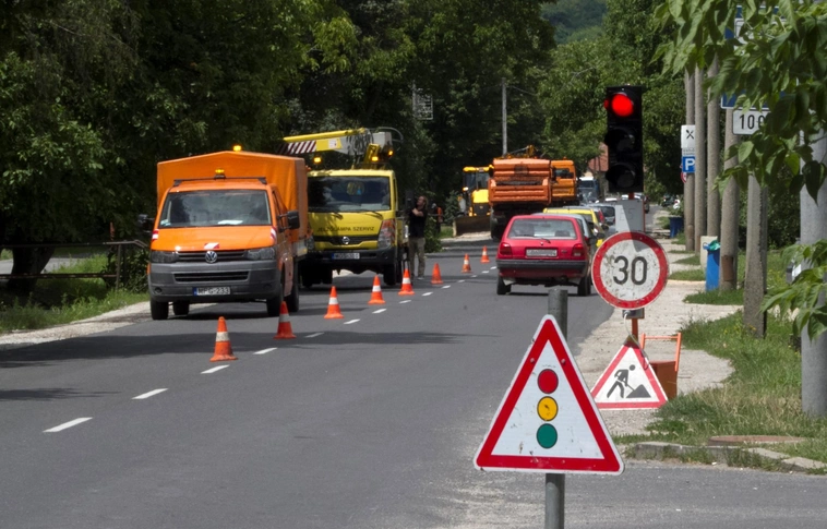 Befejeződött a padkajavítás a Futó utcán - újra lehet parkolni!