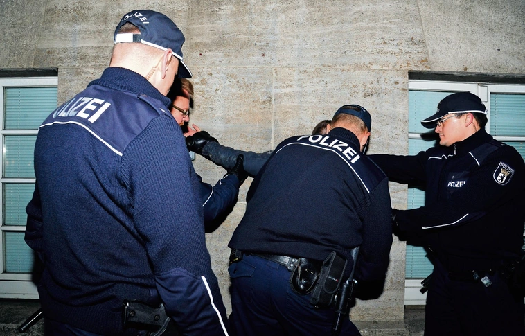 Halálra késelt egy lányt egy afgán Németországban