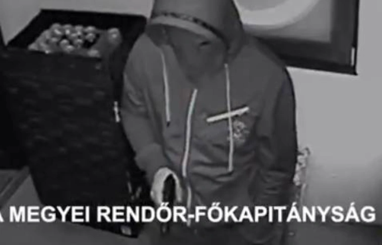 Ijesztő videó: mintha ránk fogná a pisztolyt a trafikrabló! A rendőrség díjat tűzött ki