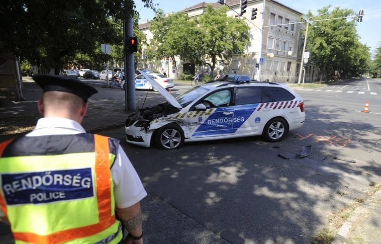 Húha: csúnyán összetört a rendőrautó a karambolban! (Helyszíni fotók)