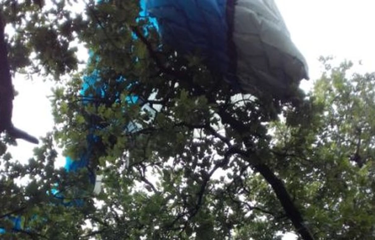 Ciki: tűzoltók és alpinisták mentették a fára akadt siklóernyőst Sátoraljaújhelyen