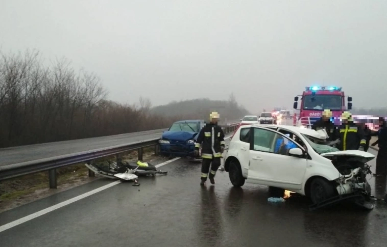 Halálos karambol után újabb csattanás - horror a 4-es főúton (Rendőrségi felvételekkel)