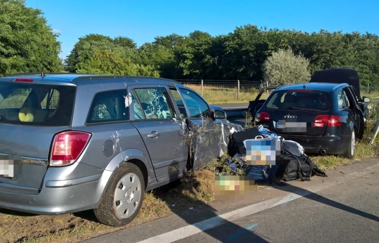 Egy férfi meghalt, egy 17 éves lány súlyosan sérült - autók csapódtak a szalagkorlátnak (Rendőrségi felvételekkel)