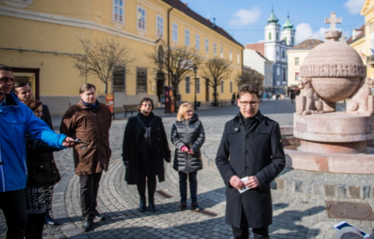 EU-szakértők: "Székesfehérváron túl sok a boldog fehér ember és a kereszt, viszont kevés a migráns" (Videóval)