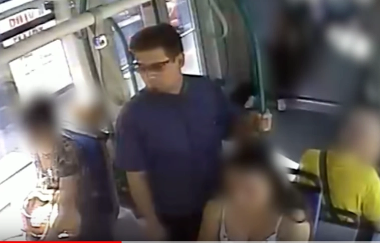 Ez milyen durva - videóra vették a villamoson a szeméremsértőt!