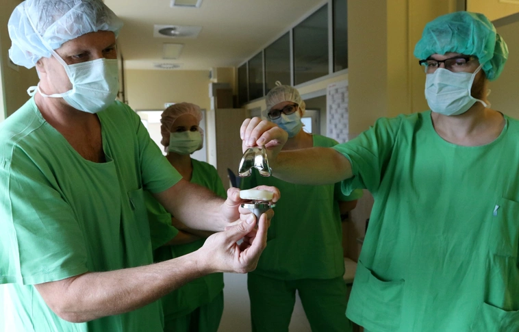 Az elsők között ültettek be intelligens térdprotézist Miskolcon – ott voltunk!