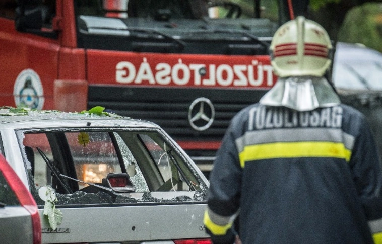 Letarolta a kamion a személyautót Hernádnémetinél. Egy életveszélyes sérült a roncsba szorult