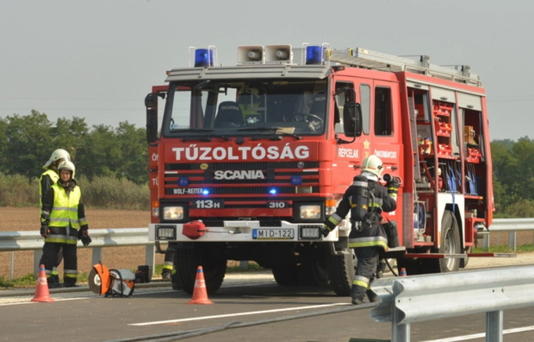 Veszélyes anyagot szállító kamion ütközött Emődnél - védőzóna, útlezárás