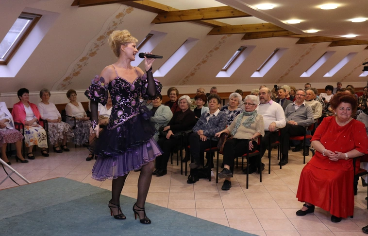 „Nem csak a húszéveseké a világ” – vidám, farsangi mulatság 