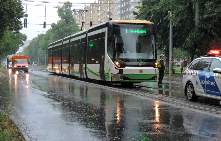Körözött személyt szedtek le a miskolci rendőrök péntek délután a villamosról