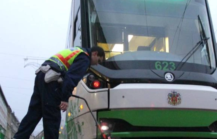 Villamos ütközött személyautóval a stadionnál