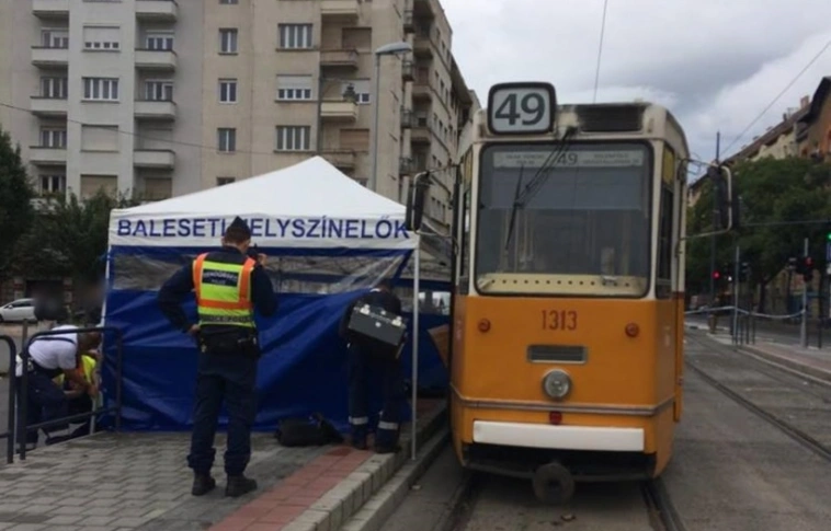 Durva látvány - halálra gázolta a nőt a villamos (Rendőrségi felvétellel)