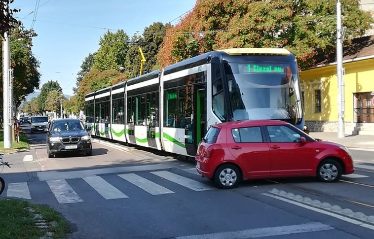 Villamos elé kanyarodott a Suzuki - már nem sikerült fékezni
