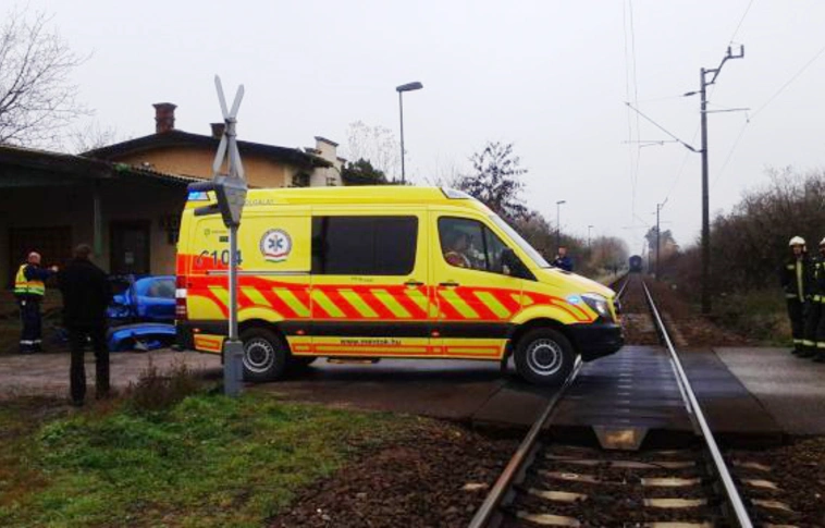Autónak rohant a mozdony Hernádszurdoknál - mentők, tűzoltók a helyszínen
