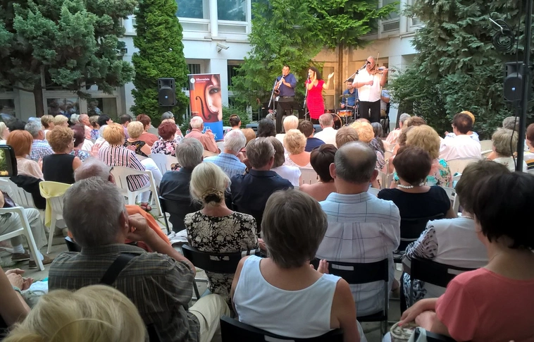 Könnyed, meghitt estékre hívogatott a Muzsikáló Udvar