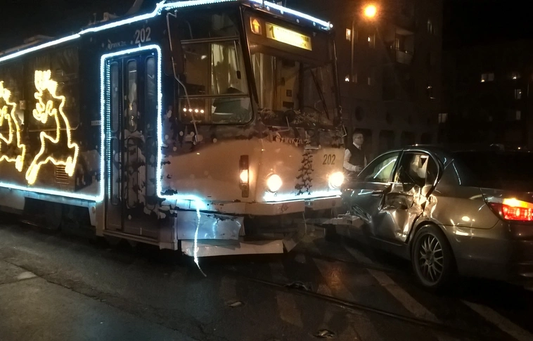 Autóval ütközött az adventi villamos (Helyszíni fotók)
