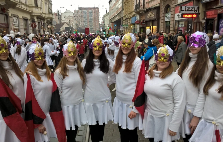 Buli, sztárok, ínyencségek - elkezdődött a Becherovka Miskolci Farsang! (Képgalériákkal)