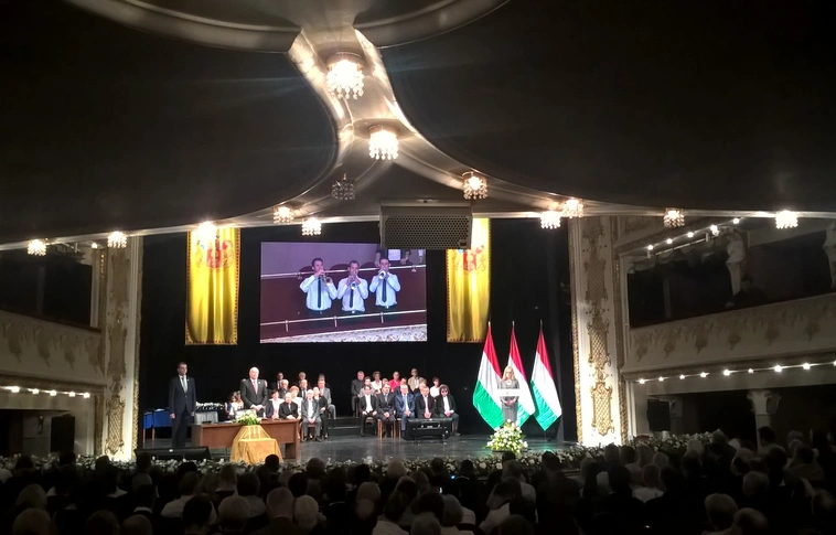 Ünnepi közgyűlés a színházban, a város napján (Képgalériákkal frissítve)