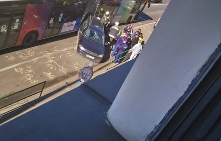 Nem semmi: beszorult a csuklós buszba a személyautó a Búza térnél!