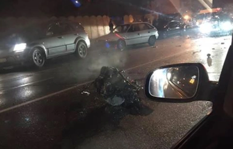 Kiszakadt a kerék és a motorház - hatalmas baleset a Kiss Ernő úton (Helyszíni fotók)