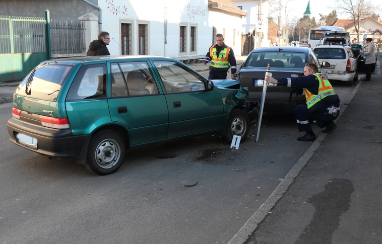 Parkoló autókat sodort el a Suzuki Diósgyőrben