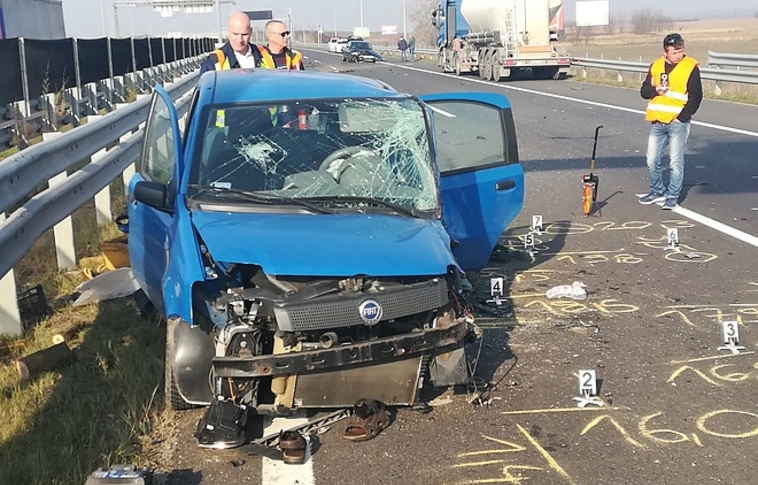 Frontális ütközés az M30-ason – egy sérült a roncsba szorult (Képgalériával)