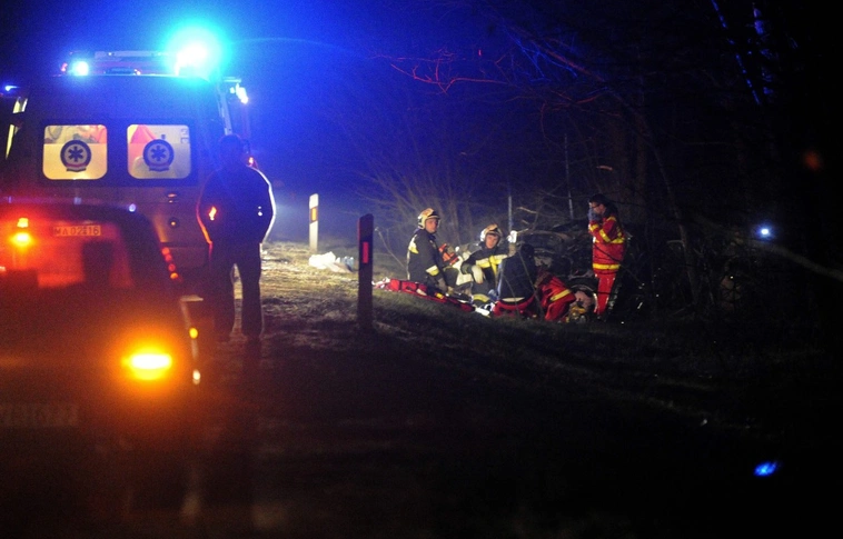 Villanyoszlopot döntött, felborult az autó - brutál baleset Múcsonyban