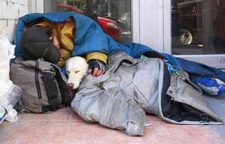 Mától tilos közterületen lakni a hajléktalanoknak - a Vöröskereszt Miskolcon is felkészült