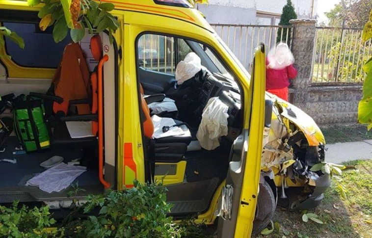 De durva: Kórházba juttatta a mentősöket a figyelmetlen BMW-s! (Helyszíni fotók)