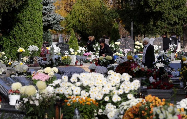 Nagy volt a forgalom a temetőkben - miskolciak az ünnepről (Képgalériával)