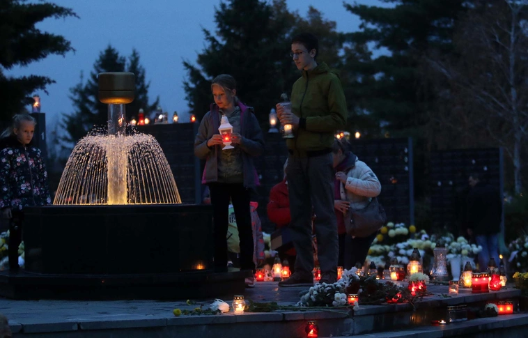„Apró gyertyák lángjai adnak sejtelmes fényt, minden temetőnek” (Képgalériával)