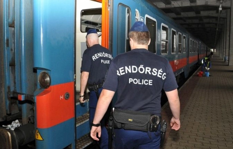 Késsel támadt a kalauzra és az utasokra a narkós a szerencsi vonaton